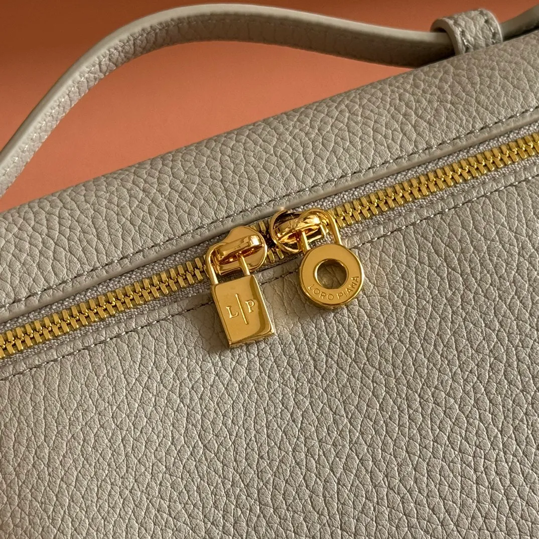 p1160💋💋💋【Original leather configuration counter complete set of packaging】 𝐋𝐨𝐫𝐨 𝐏𝐢𝐚𝐧@ Extra pocket L19 series handbag/crossbody bag, all steel, the most comfortable life is the undefined life, just like loro The material design of pian@ does not require complicated design styles. The simple and soft outline is elegant and durable, like an exquisite cosmetic case, which perfectly balances appearance and functionality. The leather is delicate and feels as soft as butter. The small bag has a large capacity. It is not only portable with a thin shoulder strap, but can also be worn cross-body. Sisters who have a special liking for minimalist style can buy it. It is simple and versatile. The simpler, the more different. Stars and Instagram celebrities are all planting it. There are two sizes of 19 cm and 27 cm. One is exquisite and casual, and the other is elegant and grand. Size: Small: length 19×width 7×height 12cm (